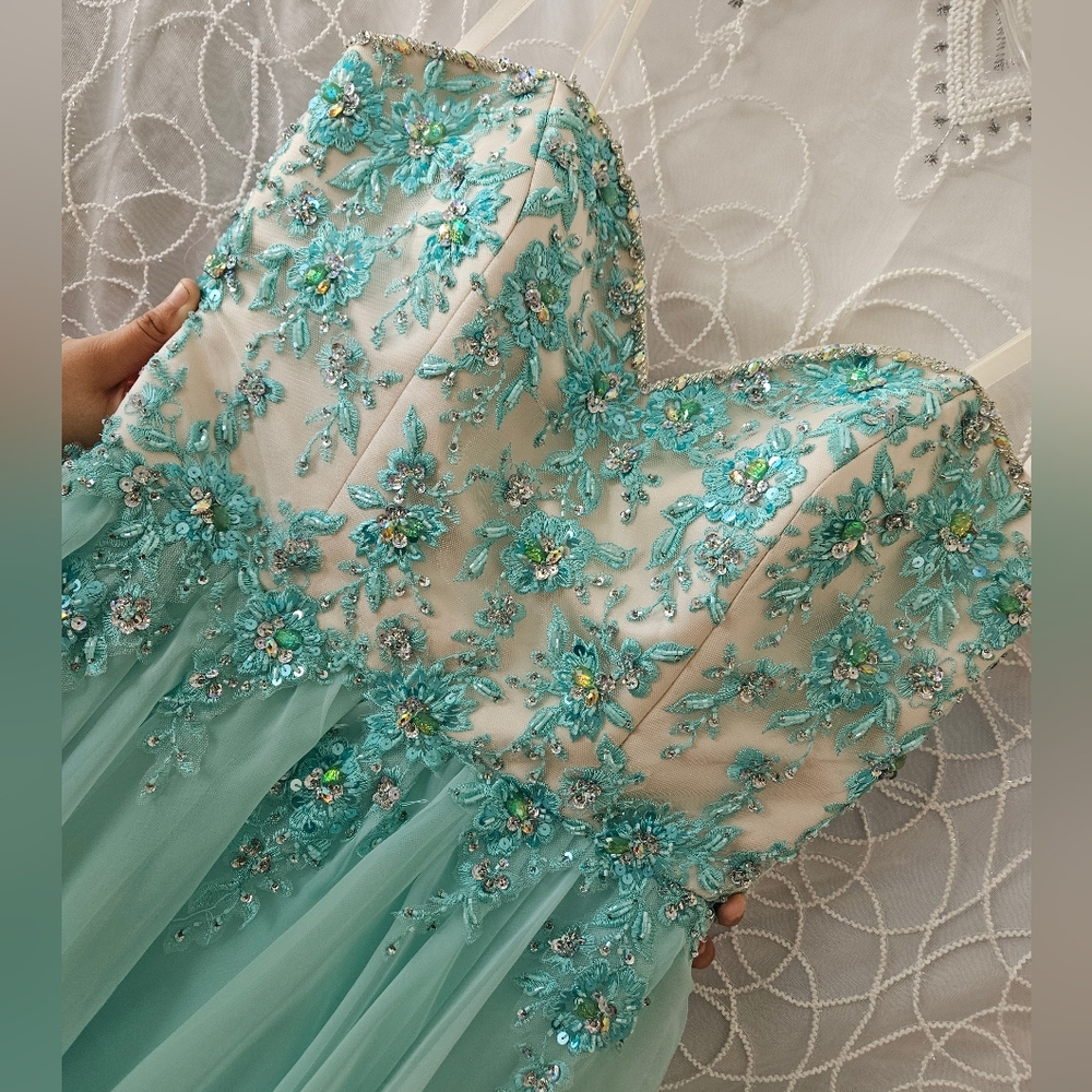 Dresses 👗 - Picture 4 of 7